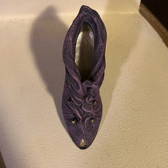 Just the Right Shoe Cloaked in Mystery - Picture 4 of 10